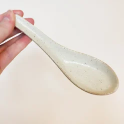 Beige ramenske i keramik