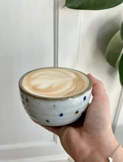 Cappuccinokop med prikker