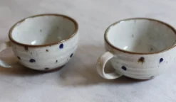 Cappuccinokop med prikker