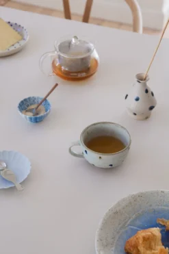 Cappuccinokop med prikker