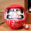 Daruma figur mellem