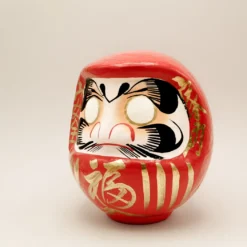 Daruma figur mellem
