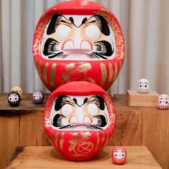 Daruma figur mellem