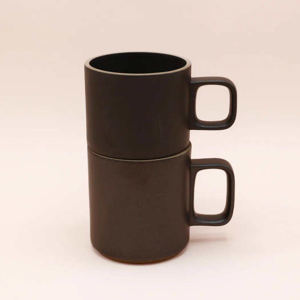 Hasami Porcelain - Kopper med hank // Mat sort