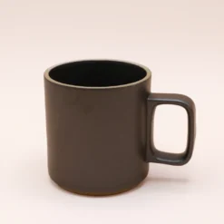 Hasami Porcelain - Kopper med hank // Mat sort