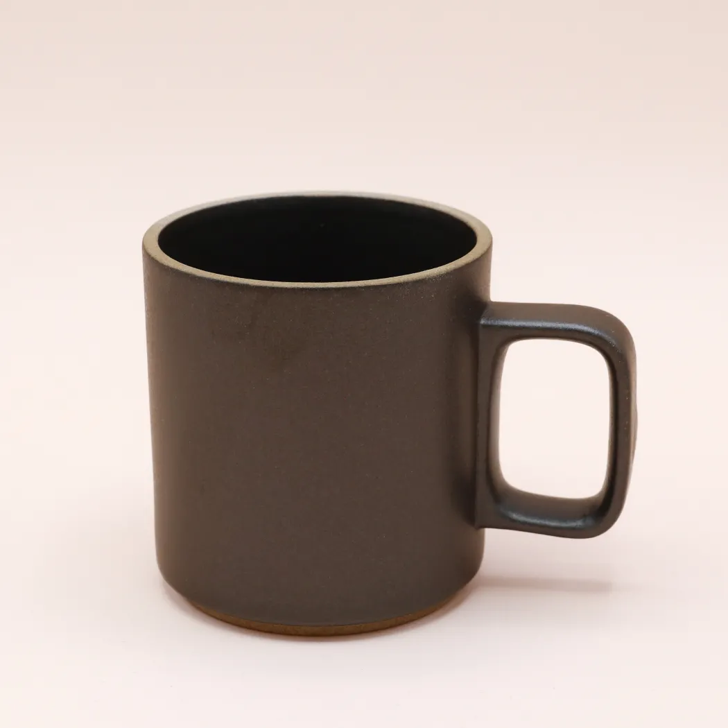 Hasami Porcelain - Kopper med hank // Mat sort