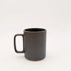 Hasami Porcelain - Kopper med hank // Mat sort