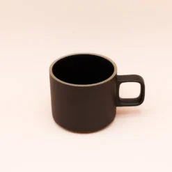 Hasami Porcelain - Kopper med hank // Mat sort