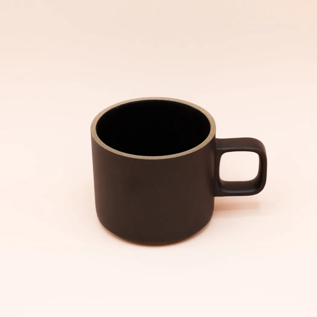 Hasami Porcelain - Kopper med hank // Mat sort
