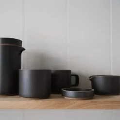 Hasami Porcelain - Mælkekande // Mat sort