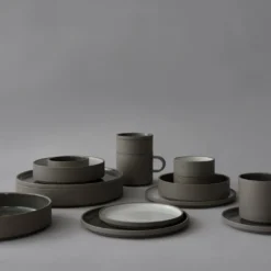 Hasami Porcelain - Tallerkener // Grå og hvid