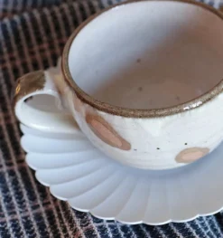 Japansk cappucinokop med store pletter