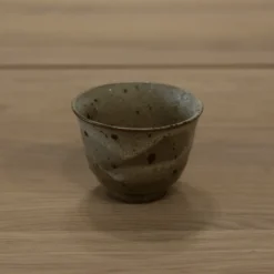Japansk tekop med brune nister
