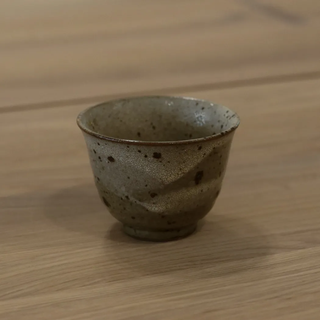 Japansk tekop med brune nister