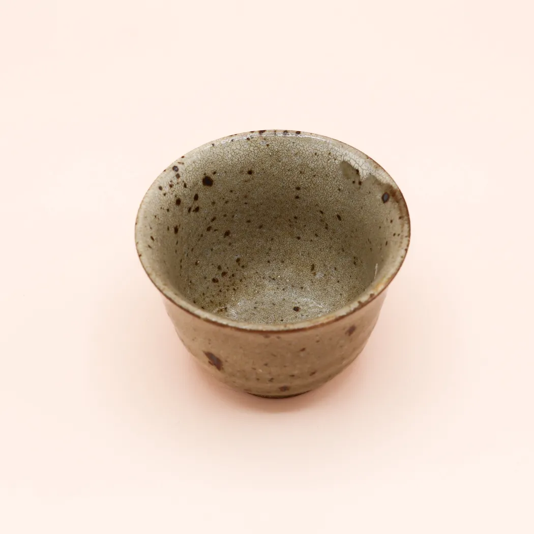 Japansk tekop med brune nister