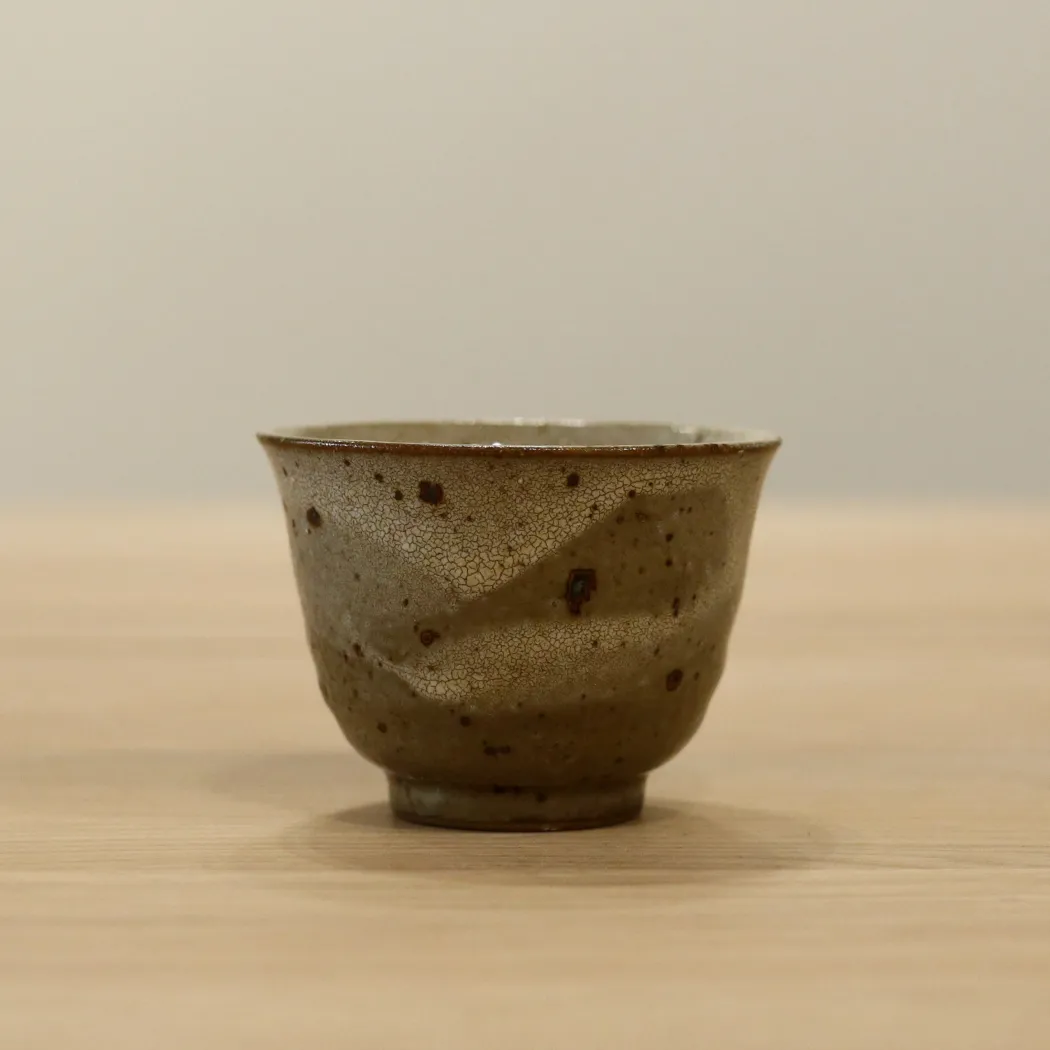 Japansk tekop med brune nister