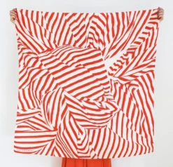 Japansk vægophæng: Furoshiki med røde striber