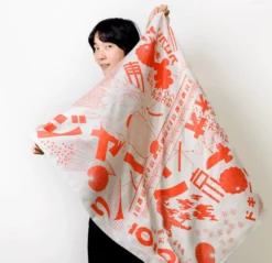 Japansk vægtæppe: Furoshiki med japanske motiver i rød