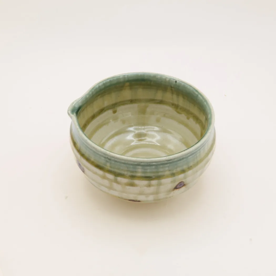 Katakuchi matchaskål - Beige, grøn og prikker med hældetud