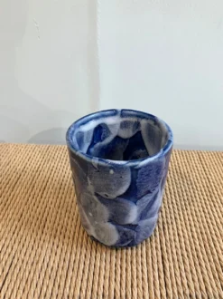Keramikkop med blå glasur og hvide detaljer