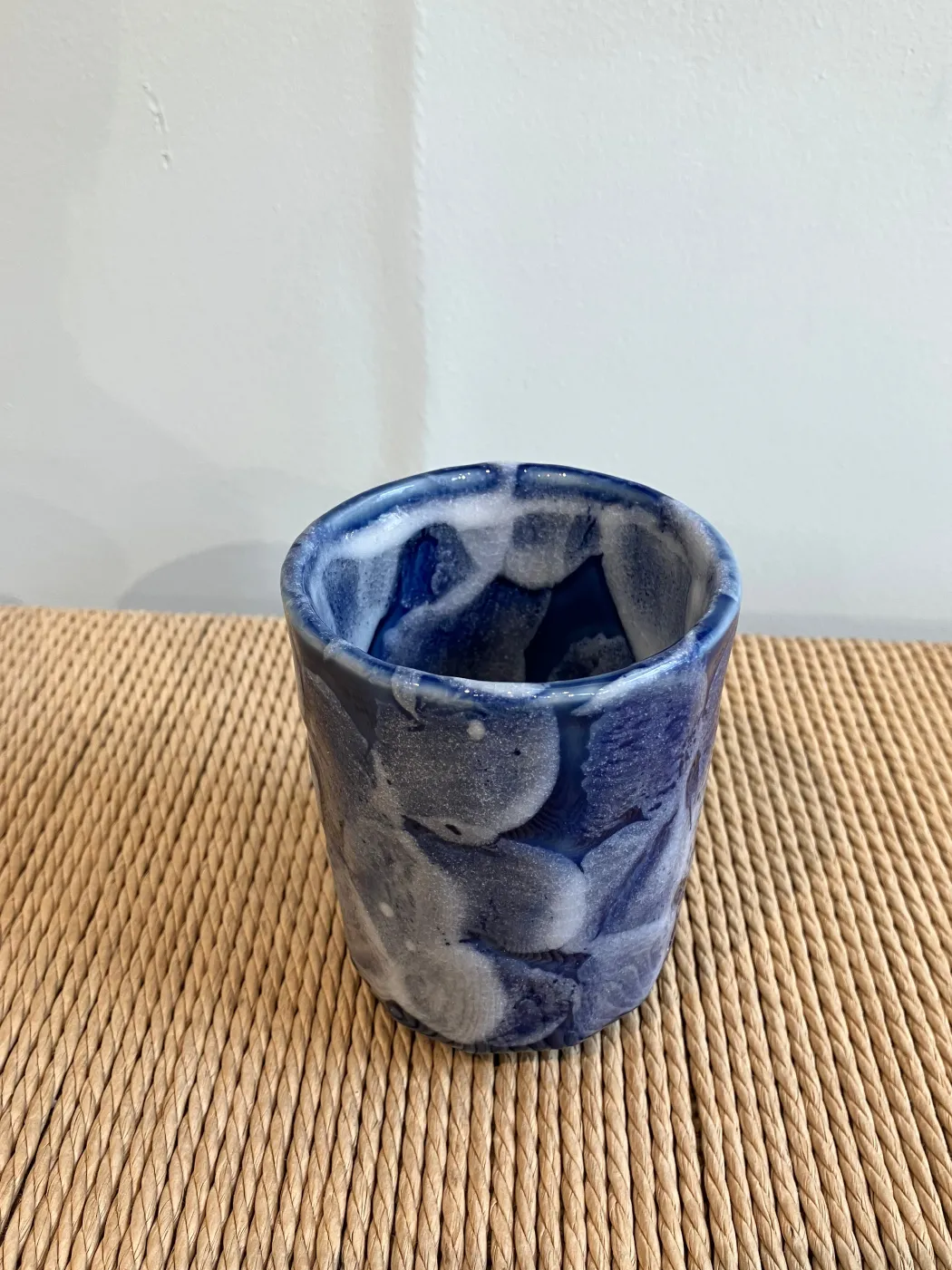 Keramikkop med blå glasur og hvide detaljer