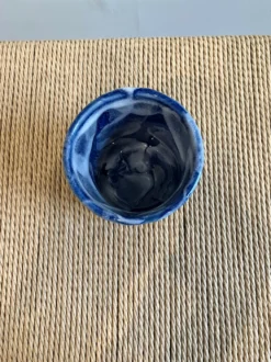 Keramikkop med blå glasur og hvide detaljer