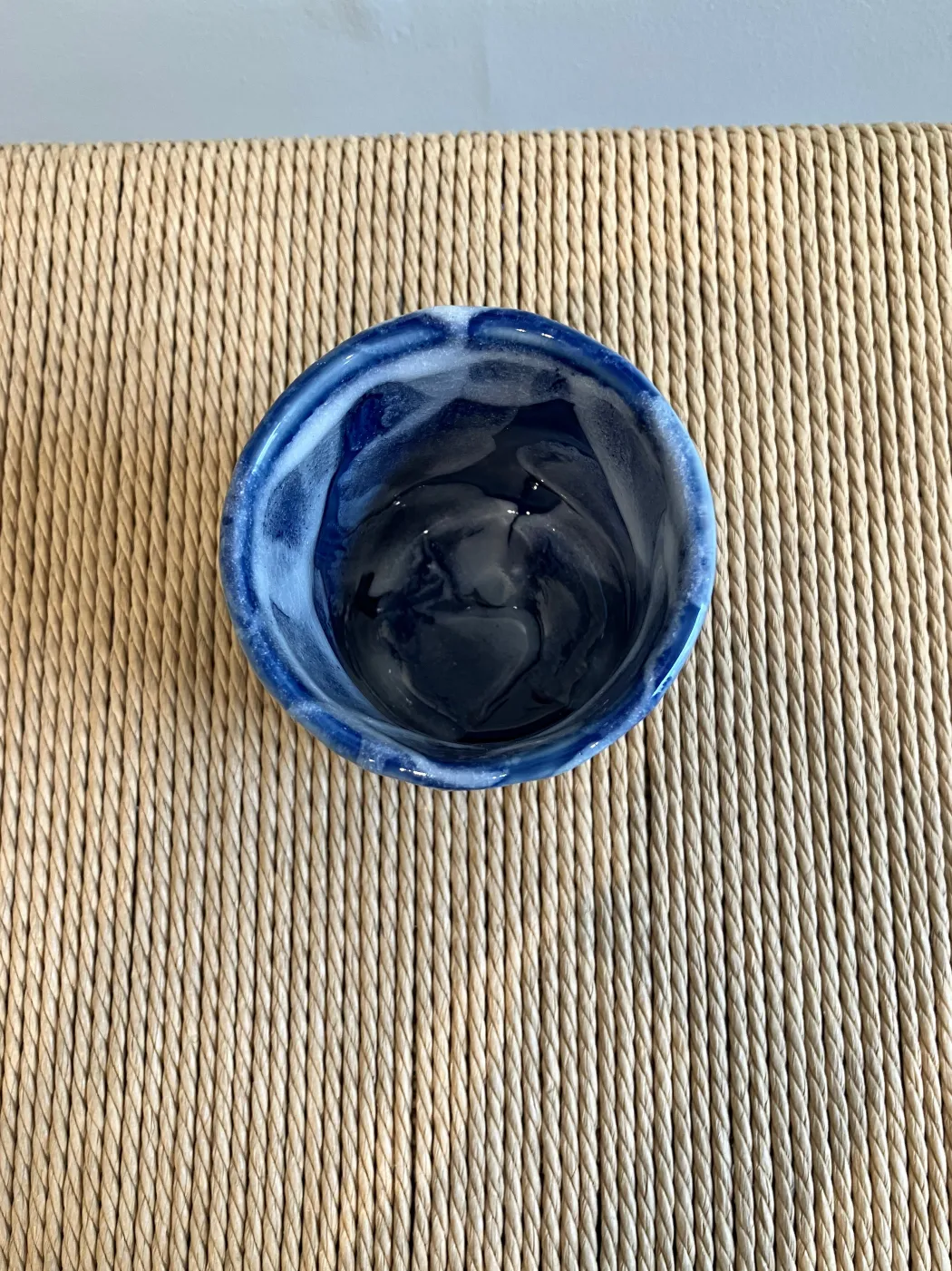 Keramikkop med blå glasur og hvide detaljer