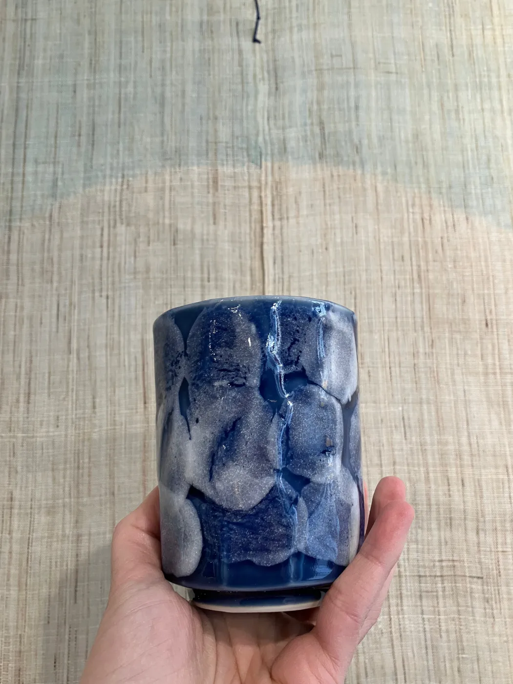 Keramikkop med blå glasur og hvide detaljer
