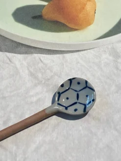 Keramikske med blåt motiv