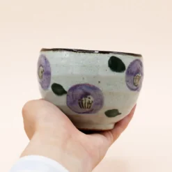 Kop med lilla blomster og brun kant