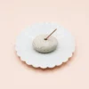 Lille hvidt blomsterfad
