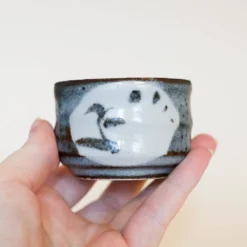 Lille sakekop med grå glasur og japansk motiv