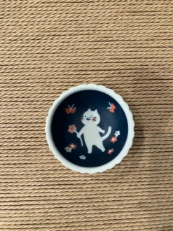 Lille skål med kat, blomster og sommerfugle