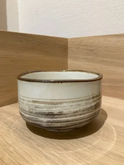Matchakop - Beige glasur og brune/grå striber