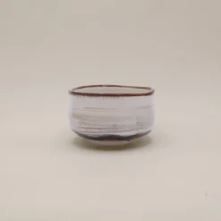Matchakop - Beige glasur og brune/grå striber