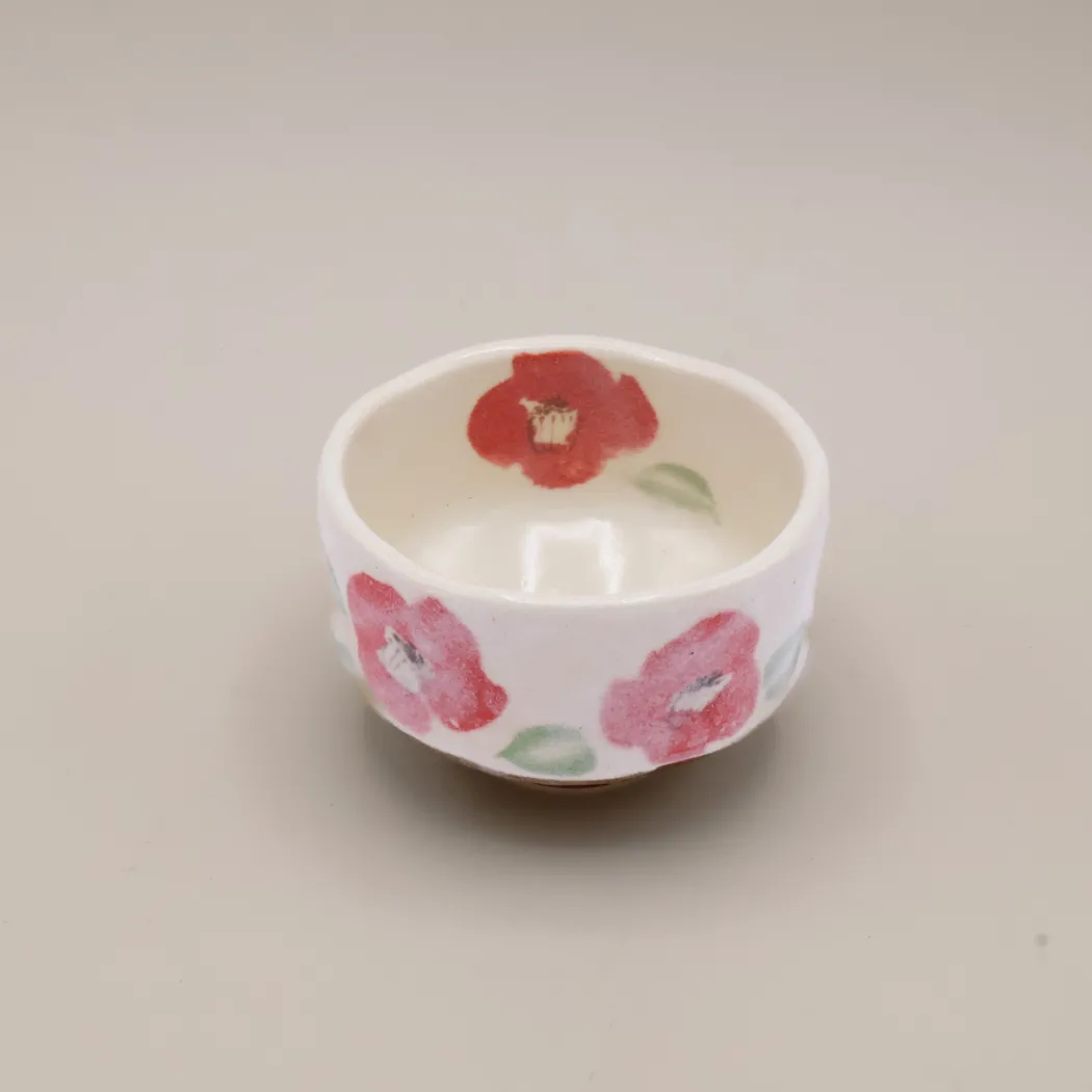 Matchakop - Lille med hvid glasur og røde blomster
