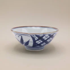 Nudelskål med blåt motiv og brun kant