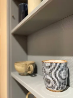 Organisk krus med blå striber