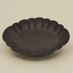 Oval keramiskål i bronze glasur