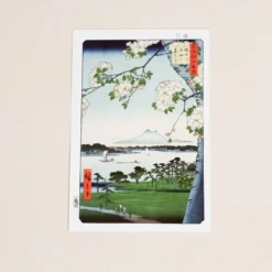 Postkort med japansk landskab og hvide kirsebærblomster
