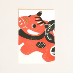 Postkort med rød ko og sorte detaljer