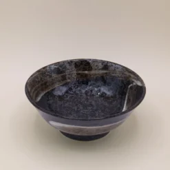 Ramenskål i mørke nuancer