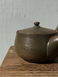 Rustik mørkebrun tekande med hank