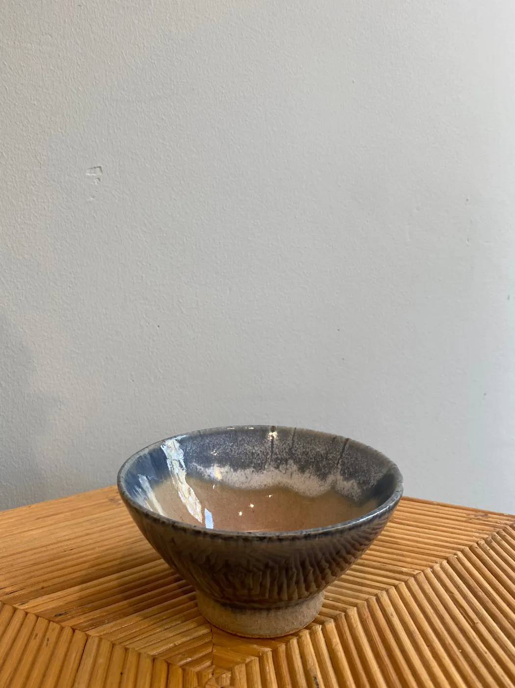Skål med blå rillet glasur - stor