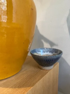 Skål med blå rillet glasur - stor