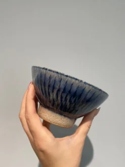 Skål med blå rillet glasur - stor