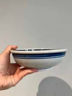 Skål med motiv af kat i mørkeblå