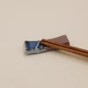 Spisepindeholder - Aflang med blå glasur detaljer