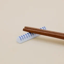 Spisepindeholder - Hvid med blå detaljer